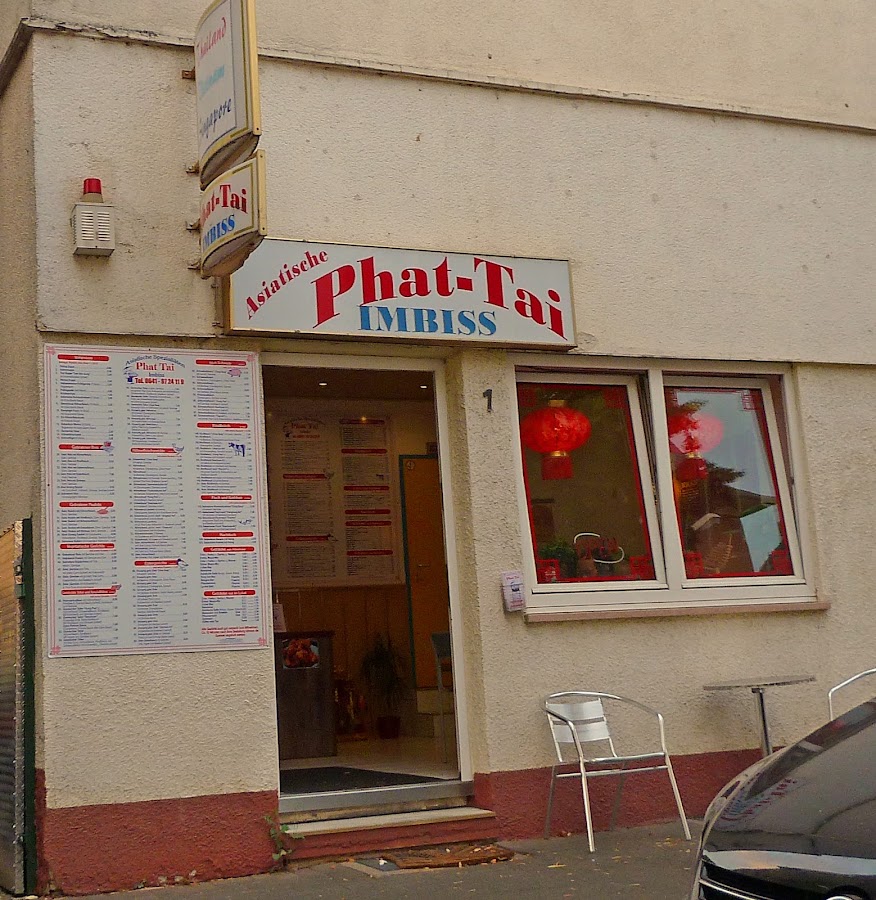 Außenansicht Phat Tai Gießen mit Schriftzug Asiatische Phat-Tai Imbiss und Laternen