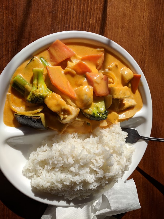 Curry mit Reis in der Schale bei Phat Tai Gießen